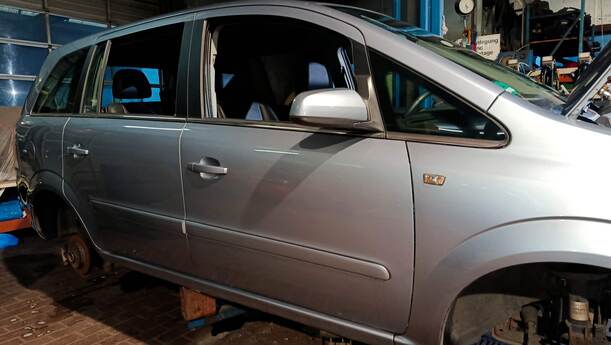 Foto: TÜR VORNE RECHTS eines Opel Zafira 2.2 Automatik