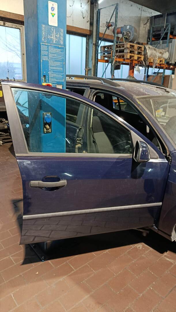 Foto: TÜR VORN RECHTS eines Ford Mondeo 2.0 Turnier TDDI