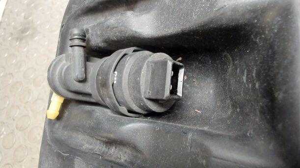 Foto: SCHEIBENWASCHBEHÄLTER ( SCHEINWERFERREINIGUNG ) eines Opel Zafira 2.2 Automatik