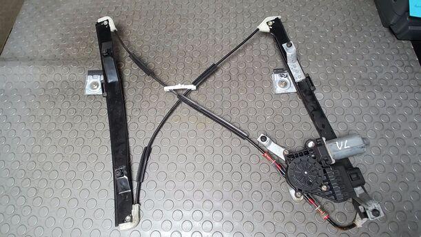 Foto: FENSTERHEBER ELEKTRISCH VORN LINKS eines Ford Mondeo 2.0 Turnier TDDI