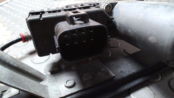 Foto: FENSTERHEBER ELEKTRISCH VORN LINKS eines Ford Mondeo 2.0 Turnier TDDI