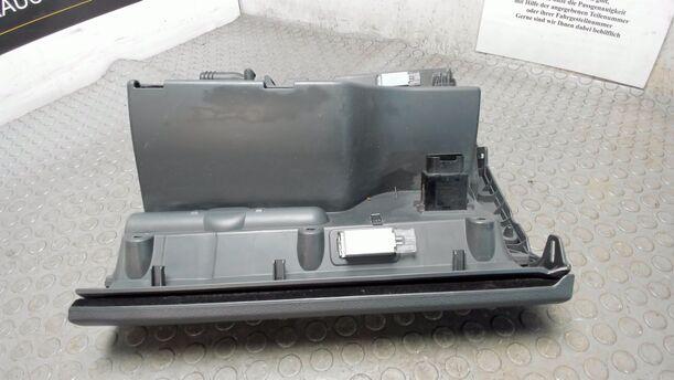 Foto: HANDSCHUHFACH eines VW Golf Plus 1.4