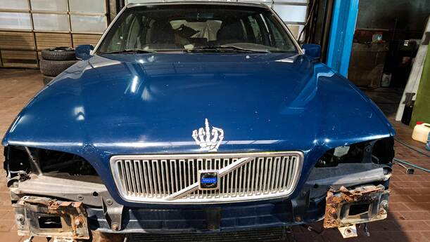Foto: MOTORHAUBE eines Volvo V70 2.4