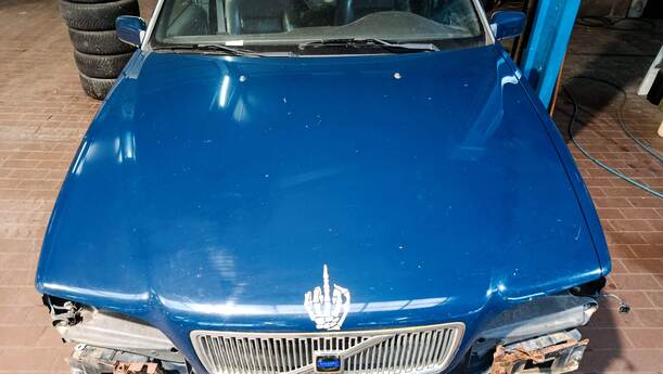 Foto: MOTORHAUBE eines Volvo V70 2.4
