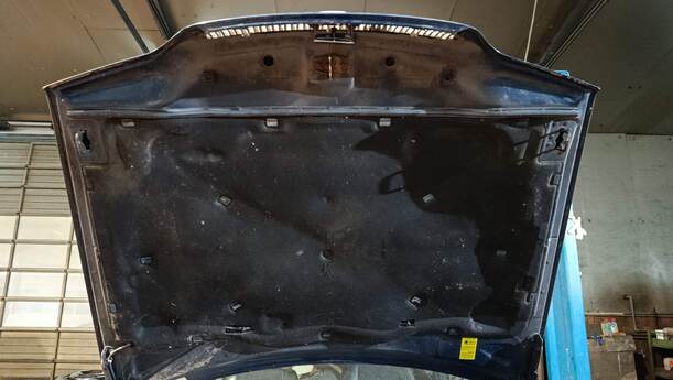 Foto: MOTORHAUBE eines Volvo V70 2.4