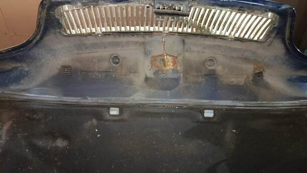 Foto: MOTORHAUBE eines Volvo V70 2.4