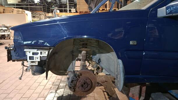 Foto: KOTFLÜGEL LINKS eines Volvo V70 2.4