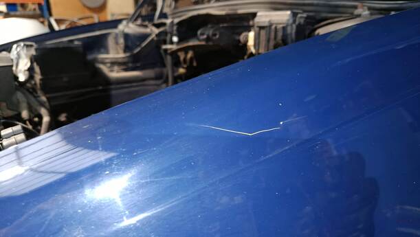 Foto: KOTFLÜGEL LINKS eines Volvo V70 2.4