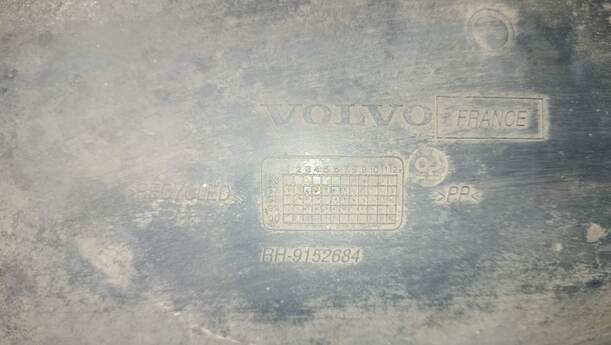 Foto: RADHAUSSCHALE / INNENKOTFLÜGEL VORNE RECHTS eines Volvo V70 2.4