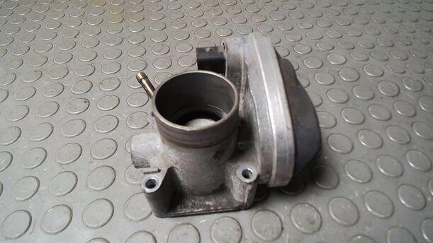 Foto: DROSSELKLAPPENSTUTZEN/ DROSSELKLAPPE eines VW Golf 1.4
