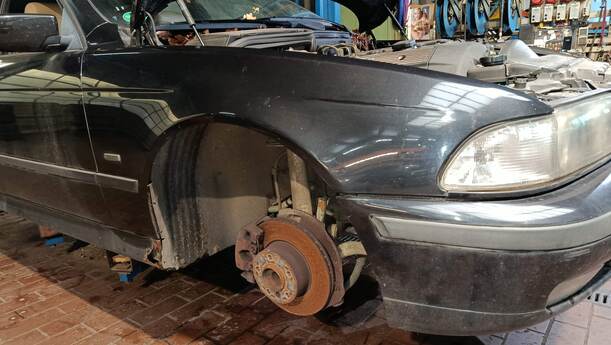 Foto: KOTFLÜGEL RECHTS eines BMW 523i touring