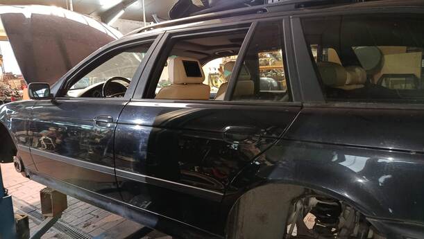 Foto: TÜR HINTEN LINKS ( TOURING ) eines BMW 523i touring