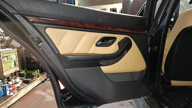 Foto: TÜR HINTEN LINKS ( TOURING ) eines BMW 523i touring