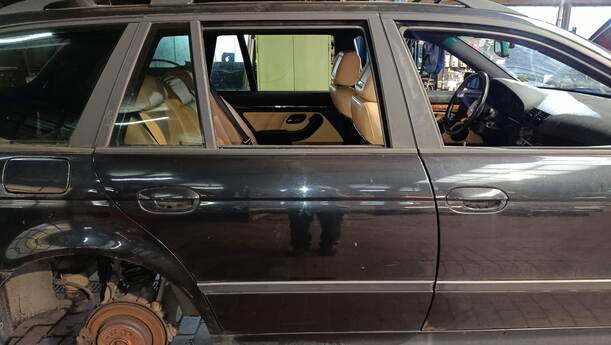 Foto: TÜR HINTEN RECHTS ( TOURING ) eines BMW 523i touring
