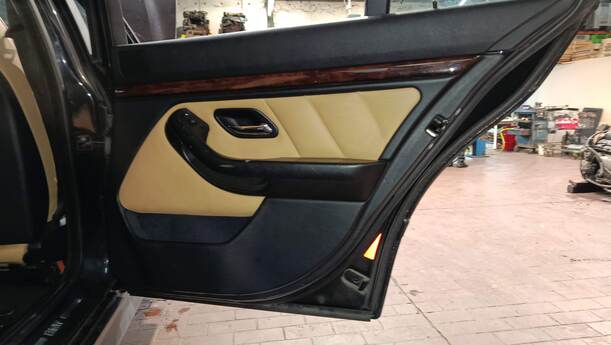Foto: TÜR HINTEN RECHTS ( TOURING ) eines BMW 523i touring