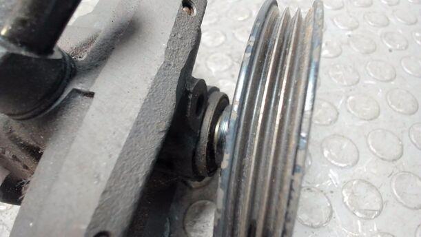 Foto: PUMPE SERVOLENKUNG eines Toyota Carina 2.0