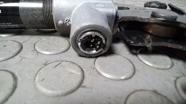 Foto: GURTSTRAFFER VORN LINKS eines BMW 523i touring