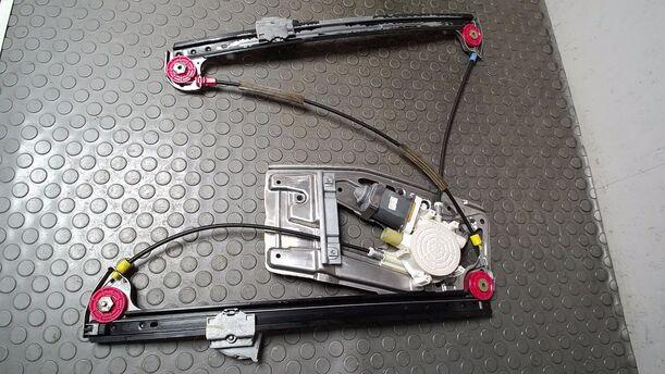 Foto: FENSTERHEBER ELEKTRISCH VORN RECHTS ( BIS 2000 ) eines BMW 523i touring Si