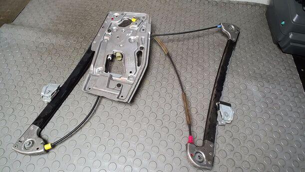 Foto: FENSTERHEBER ELEKTRISCH VORN RECHTS ( BIS 2000 ) eines BMW 523i touring Si