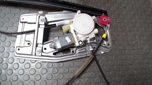 Foto: FENSTERHEBER ELEKTRISCH VORN LINKS ( BIS 2000 ) eines BMW 523i touring Si