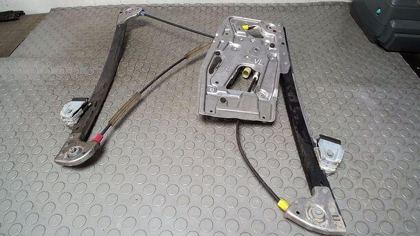Foto: FENSTERHEBER ELEKTRISCH VORN LINKS ( BIS 2000 ) eines BMW 523i touring Si