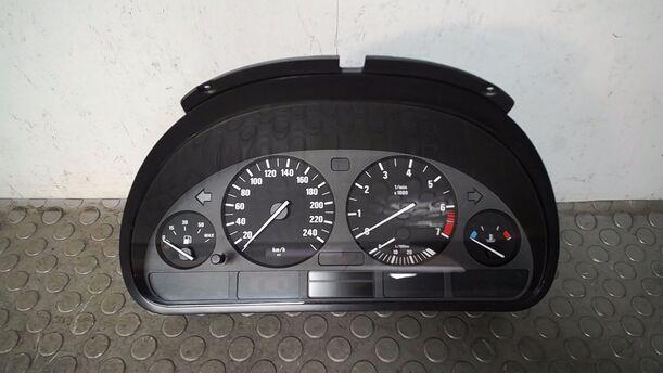 Foto: TACHOEINHEIT/ KOMBIINSTRUMENT eines BMW 523i touring Si