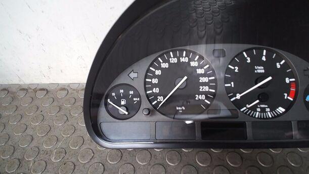 Foto: TACHOEINHEIT/ KOMBIINSTRUMENT eines BMW 523i touring Si