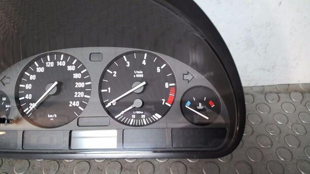 Foto: TACHOEINHEIT/ KOMBIINSTRUMENT eines BMW 523i touring Si