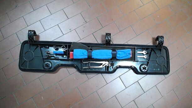 Foto: VERKLEIDUNG WERKZEUGKASTEN/ BORDWERKZEUG ( TOURING ) eines BMW 523i touring Si
