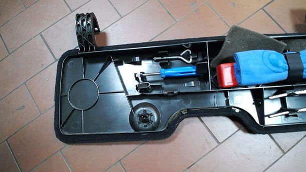 Foto: VERKLEIDUNG WERKZEUGKASTEN/ BORDWERKZEUG ( TOURING ) eines BMW 523i touring Si