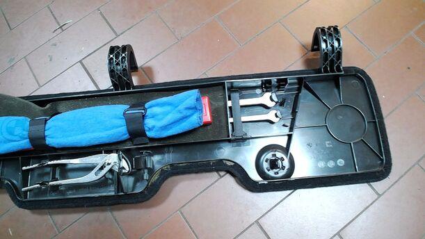 Foto: VERKLEIDUNG WERKZEUGKASTEN/ BORDWERKZEUG ( TOURING ) eines BMW 523i touring Si