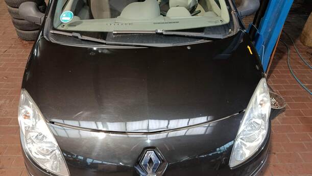 Foto: MOTORHAUBE eines Renault Twingo 1.2 16V Si