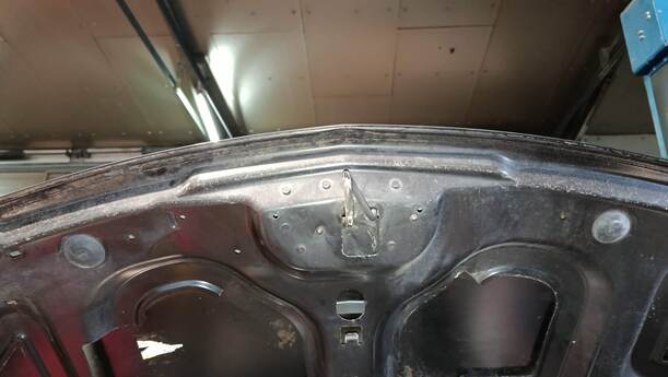 Foto: MOTORHAUBE eines Renault Twingo 1.2 16V Si