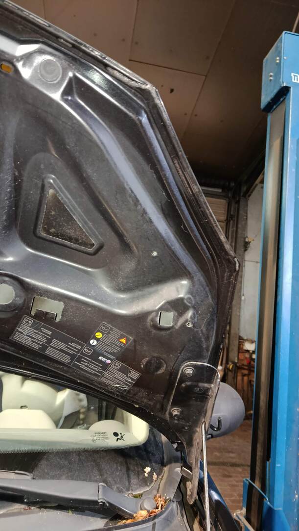 Foto: MOTORHAUBE eines Renault Twingo 1.2 16V Si