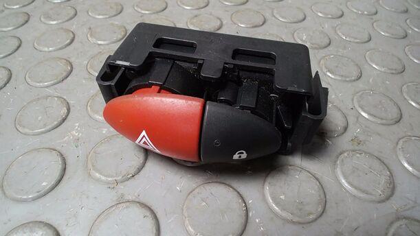 Foto: SCHALTER WARNBLINKANLAGE/ WARNBLINKSCHALTER eines Renault Twingo 1.2 16V Si