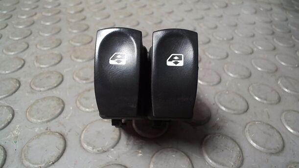 Foto: FENSTERHEBERSCHALTER eines Renault Twingo 1.2 16V Si