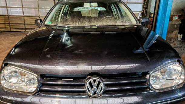 Foto: MOTORHAUBE eines VW Golf 1.4 Si