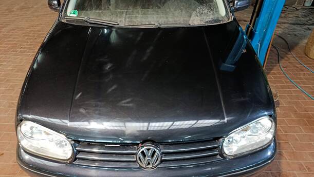 Foto: MOTORHAUBE eines VW Golf 1.4 Si