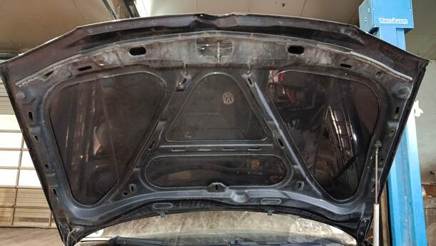 Foto: MOTORHAUBE eines VW Golf 1.4 Si