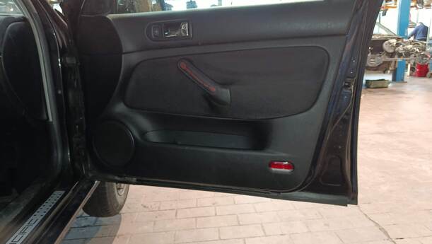 Foto: TÜR VORNE RECHTS ( 4/5 TÜRER ) eines VW Golf 1.4 SX