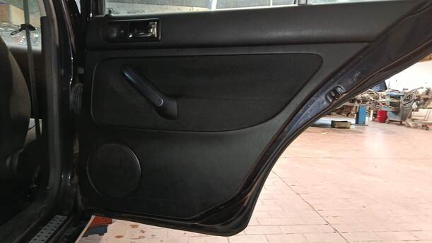 Foto: TÜR HINTEN RECHTS eines VW Golf 1.4 SX