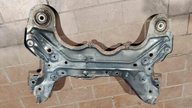 Foto: VORDERACHSE / VORDERACHSTRÄGER eines VW Golf 1.4 SX