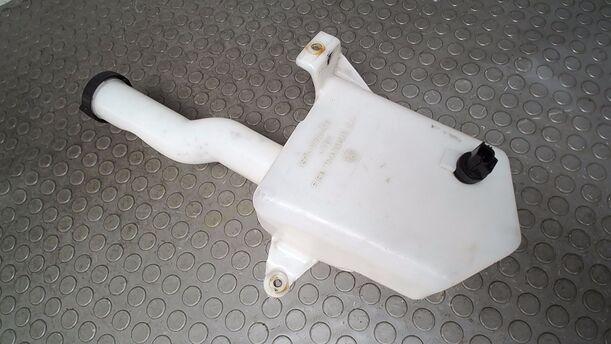 Foto: SCHEIBENWASCHBEHÄLTER eines Ford Mondeo 2.0 Turnier TDDI