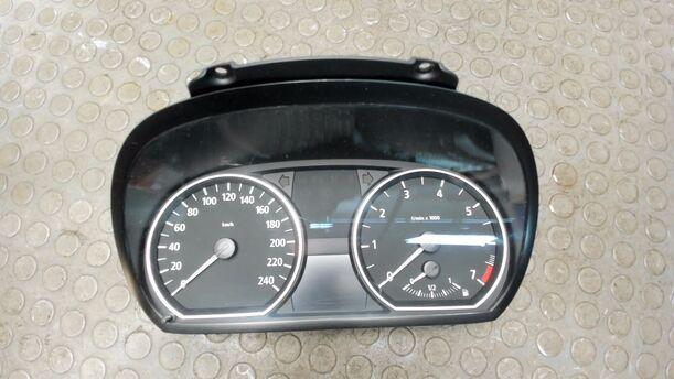 Foto: KOMBIINSTRUMENT / TACHOEINHEIT eines BMW 116i CLX