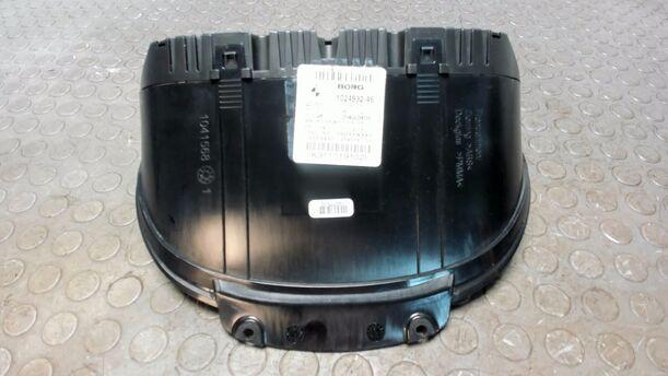Foto: KOMBIINSTRUMENT / TACHOEINHEIT eines BMW 116i CLX