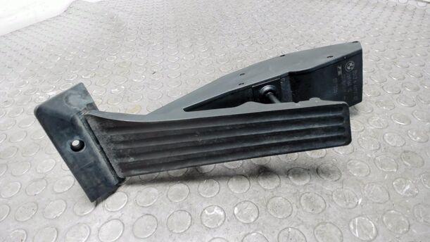 Foto: GASPEDAL ( BENZIN / SCHALTGETRIEBE ) eines BMW 116i SX