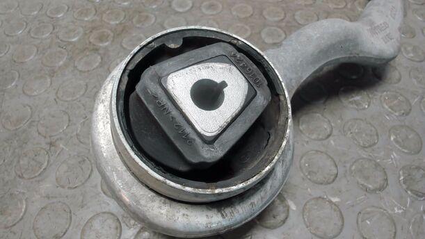 Foto: ZUGSTREBE / QUERSTREBE LINKS eines BMW 116i