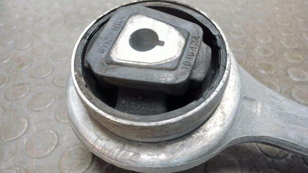 Foto: ZUGSTREBE / QUERSTREBE LINKS eines BMW 116i