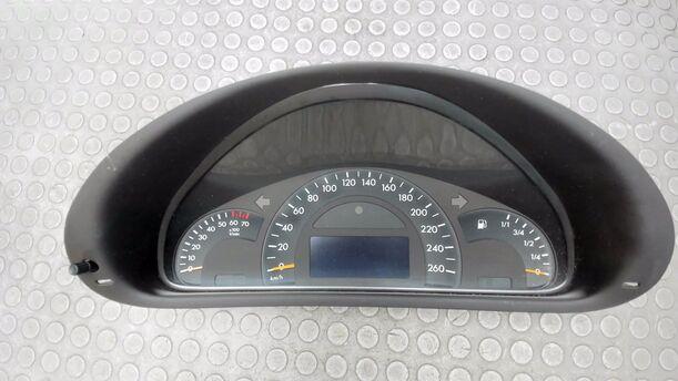 Foto: KOMBIINSTRUMENT / TACHOEINHEIT eines Mercedes-Benz C 180 T Kompressor