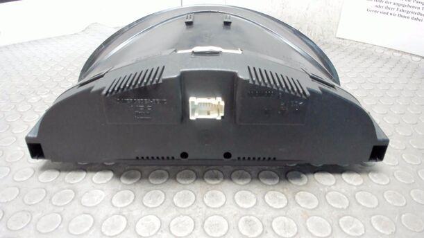Foto: KOMBIINSTRUMENT / TACHOEINHEIT eines Mercedes-Benz C 180 T Kompressor